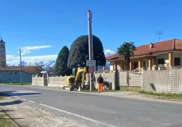 Si sta lavorando alla posa di un semaforo ”intelligente” in frazione Bosco 